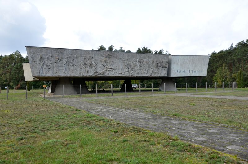 Pomnik ofiar obozu zagłady Kulmhof w Lesie Rzuchowskim koło Chełmna nad Nerem
