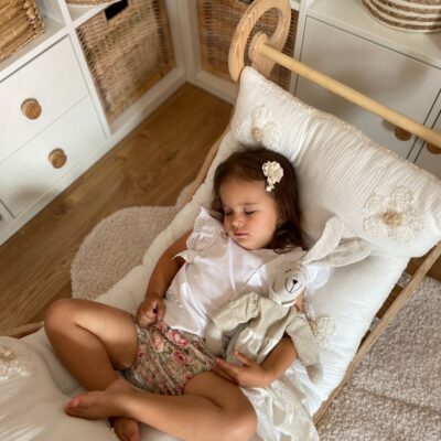 Czy bujaki są bezpieczne dla dzieci podczas snu? Odpowiedzi na najczęstsze pytania rodziców dotyczące bujaków drewnianych, bezpieczeństwa snu niemowląt i zalecanych pozycji.